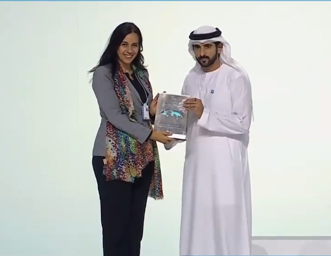 Diretora do LabX, Elsa Belo, a receber o prémio  da Sua Alteza Sheikh  Hamdan Bin Mohammed