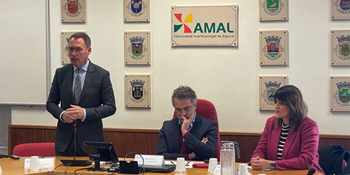 Representantes do Projeto Região Resiliente 2.0 na assinatura do memorando da adesão à PRRRC: Vogal do Conselho Diretivo da AMA, Elsa Castro (à direita); Presidente da AMAL, António Pina (ao meio); e Presidente da ANEPC, Brigadeiro-General José Duarte da Costa (à esquerda).